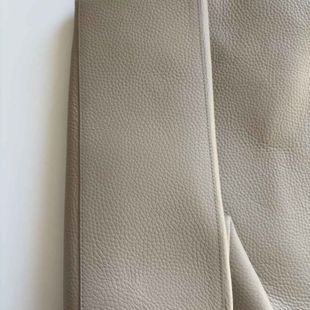 Cuyana Pebbled Leather Tote in Beige - Picture 4 of 9